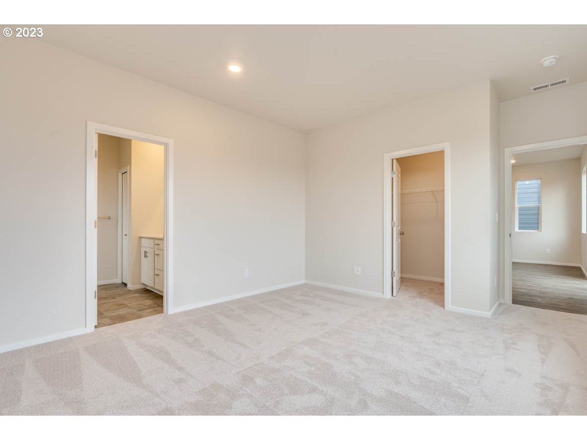 2686 Fenya Street Springfield, OR 97477 - Photo 13 of 20 a view of an empty room and window
