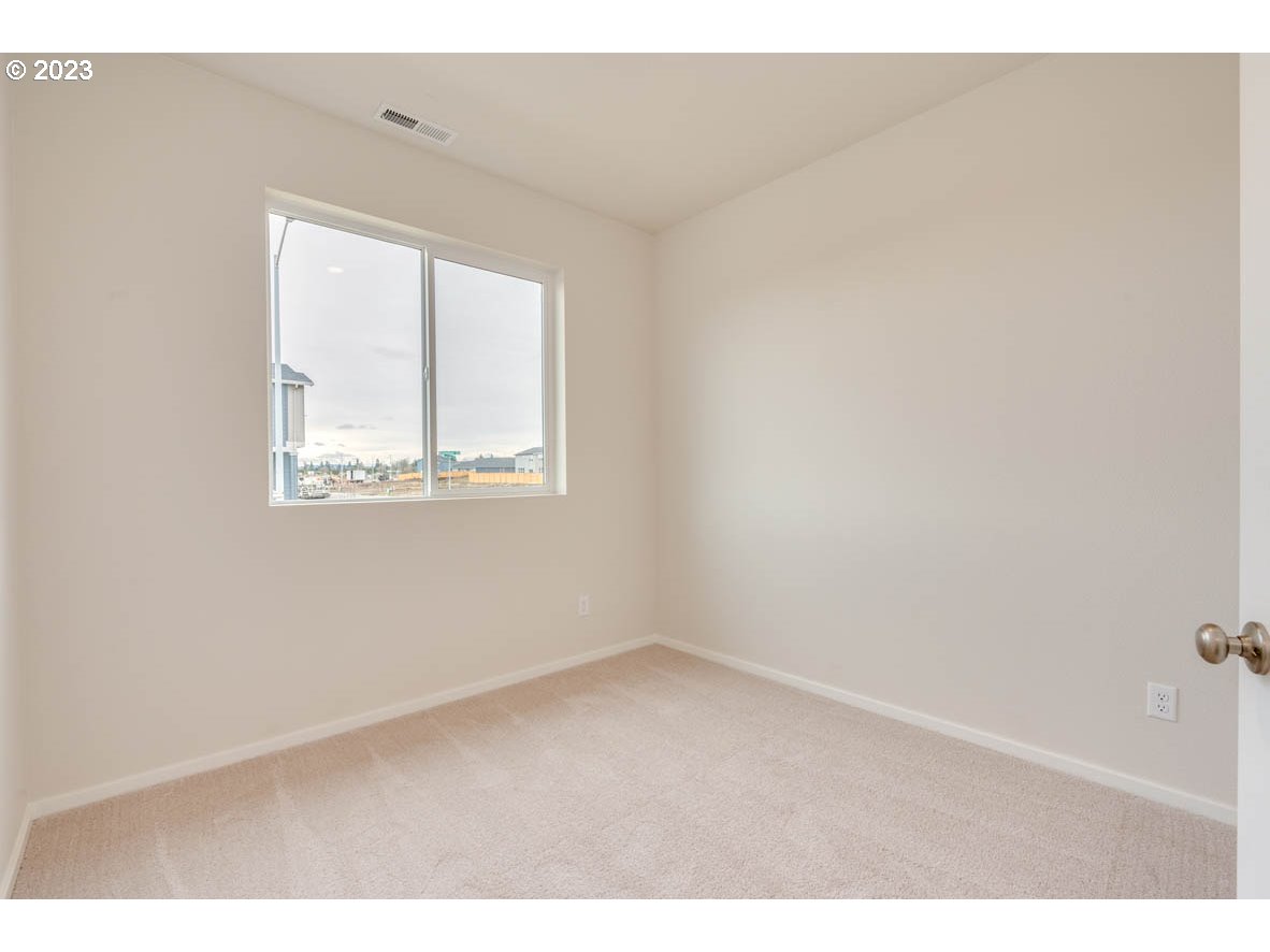 2686 Fenya Street Springfield, OR 97477 - Photo 20 of 20 an empty room with a window