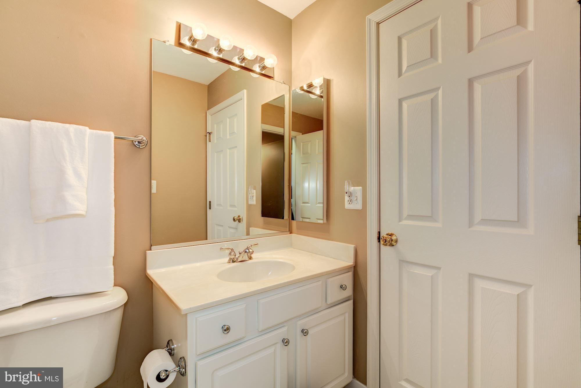 11193 Square Sail Court Reston, VA 20191 - Photo 22 of 30 Full Bathroom 2