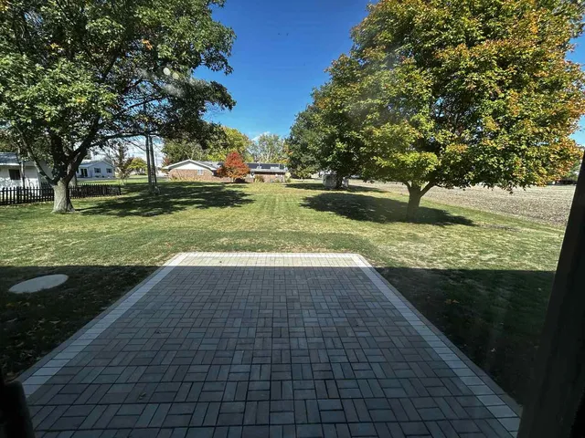 a view of yard with green space