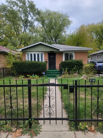 a view of a house with a yard and plants