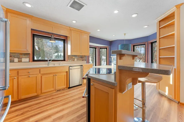 $489,000 | 6418 25th Street North, Oakdale, MN 55128