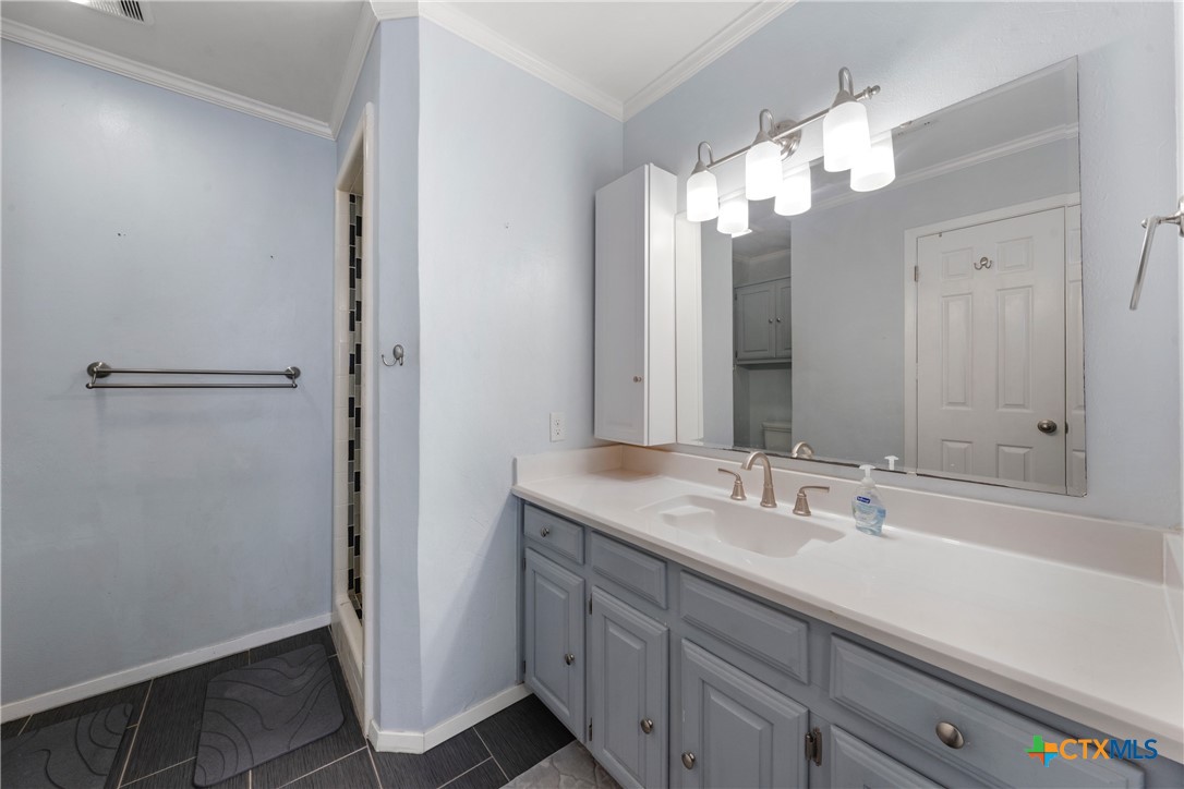162 High Ridge Drive Bruceville, TX 76630 - Photo 19 of 35 a bathroom with a sink and a mirror