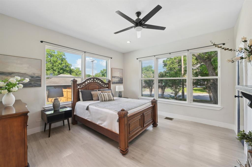 702 Griffith Avenue Terrell, TX 75160 - Photo 29 of 40 a spacious bedroom with a bed and a large window
