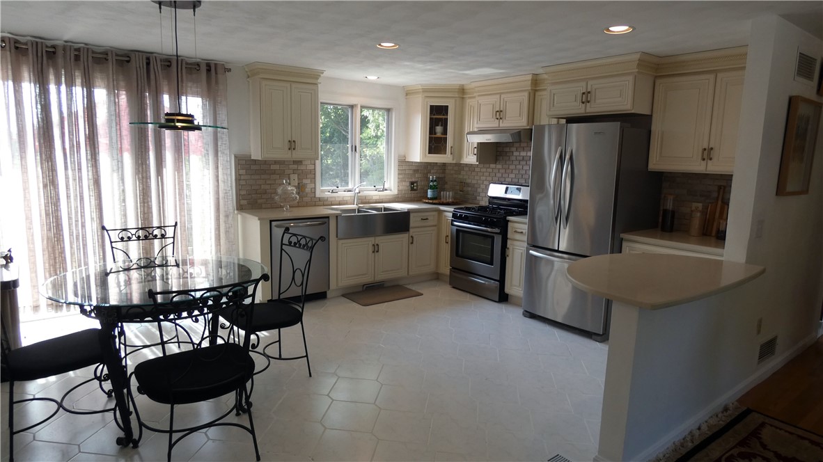 14 Haddon Hill Road Cranston, RI 02905 - Photo 3 of 30 Gallery Image 3