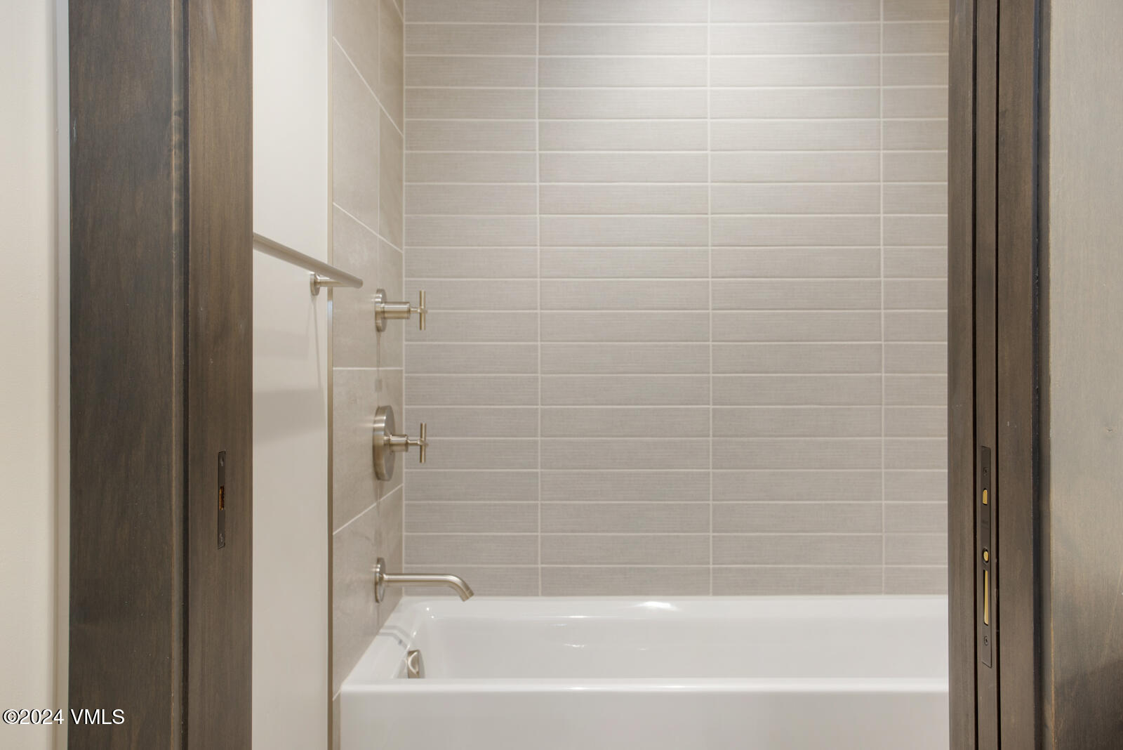 42 Riverfront Lane, Unit 507 Avon, CO 81620 - Photo 13 of 34 a bathroom with a bathtub