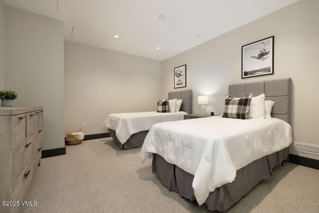 42 Riverfront Lane, Unit 507 Avon, CO 81620 - Photo 14 of 34 a bedroom with a bed and lamp