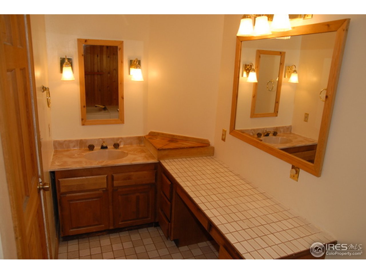 285 Boulder View Road Boulder, CO 80302 - Photo 8 of 17 a bathroom with a sink a mirror and a shower