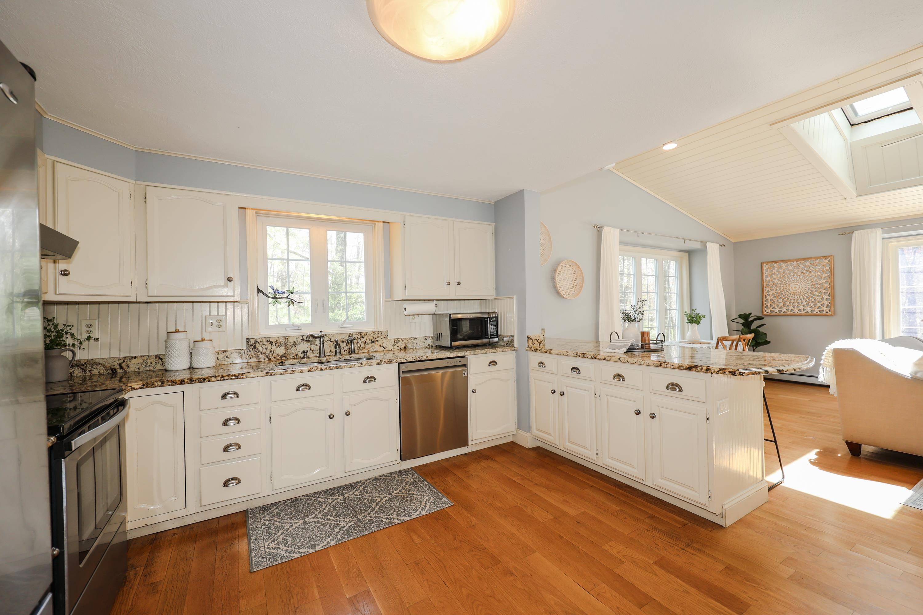 98 Beals Road Bedford, NH 03110 - Photo 13 of 38