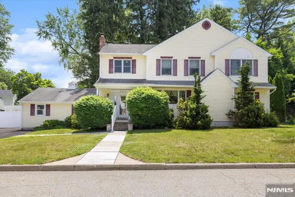 $899,999 | 583 Brookside Avenue, Oradell, NJ 07649