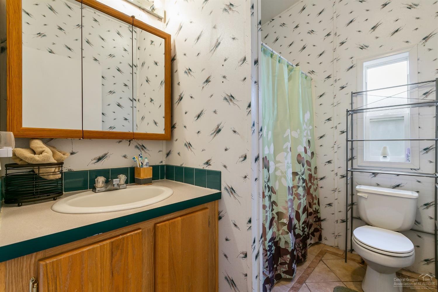 55790 Swan Road Bend, OR 97707 - Photo 16 of 19 Guest Bathroom