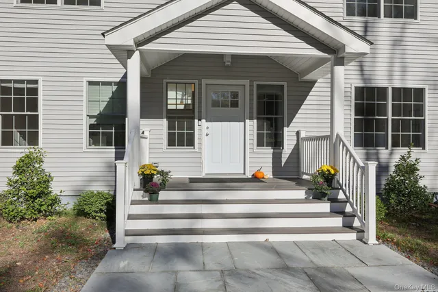 a view of the entrance of the house