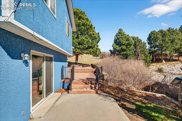 a view of a house with backyard and sitting area