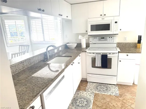 $2,800 | 4907 Europa Drive, Naples, FL 34105