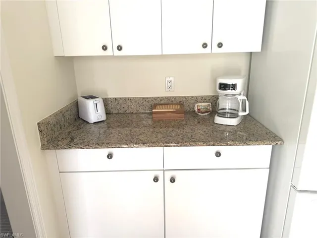 $2,800 | 4907 Europa Drive, Naples, FL 34105