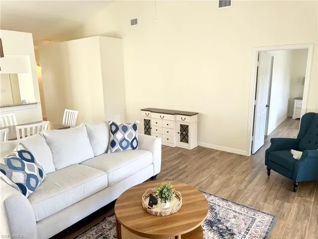 $2,800 | 4907 Europa Drive, Naples, FL 34105