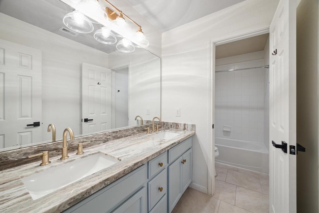 2732 Rogliano Lane League City, TX 77573 - Photo 6 of 10 Upstairs bathroom