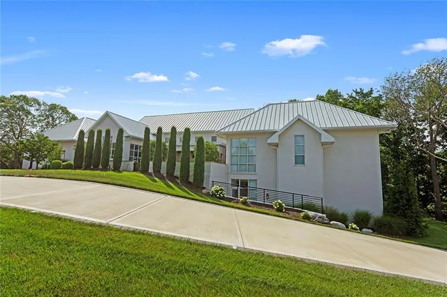 $1,995,000 | 6949 Watson's Country Lane, Parkville, MO 64152