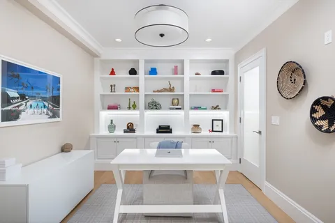 a view of entryway with furniture