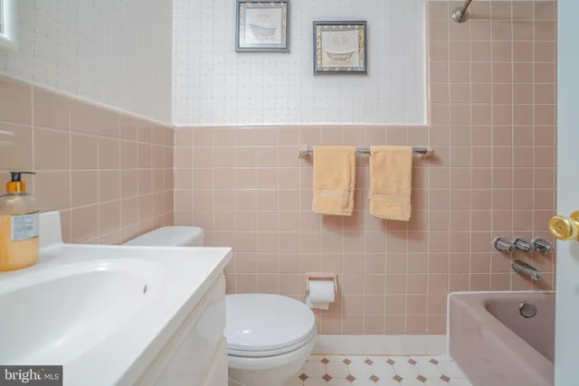 $579,900 | 245 Barclay Circle, Cheltenham, PA 19012