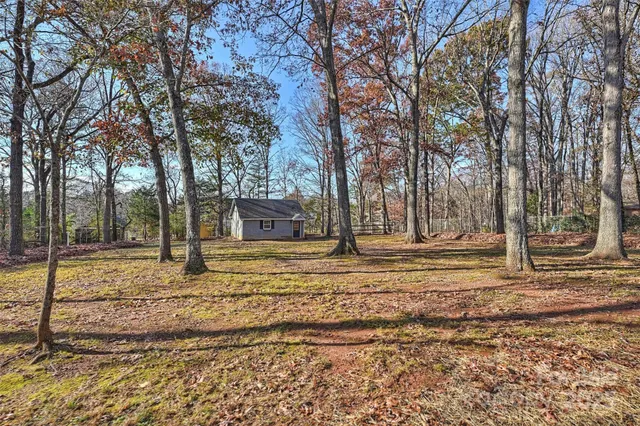 a view of a yard with a house