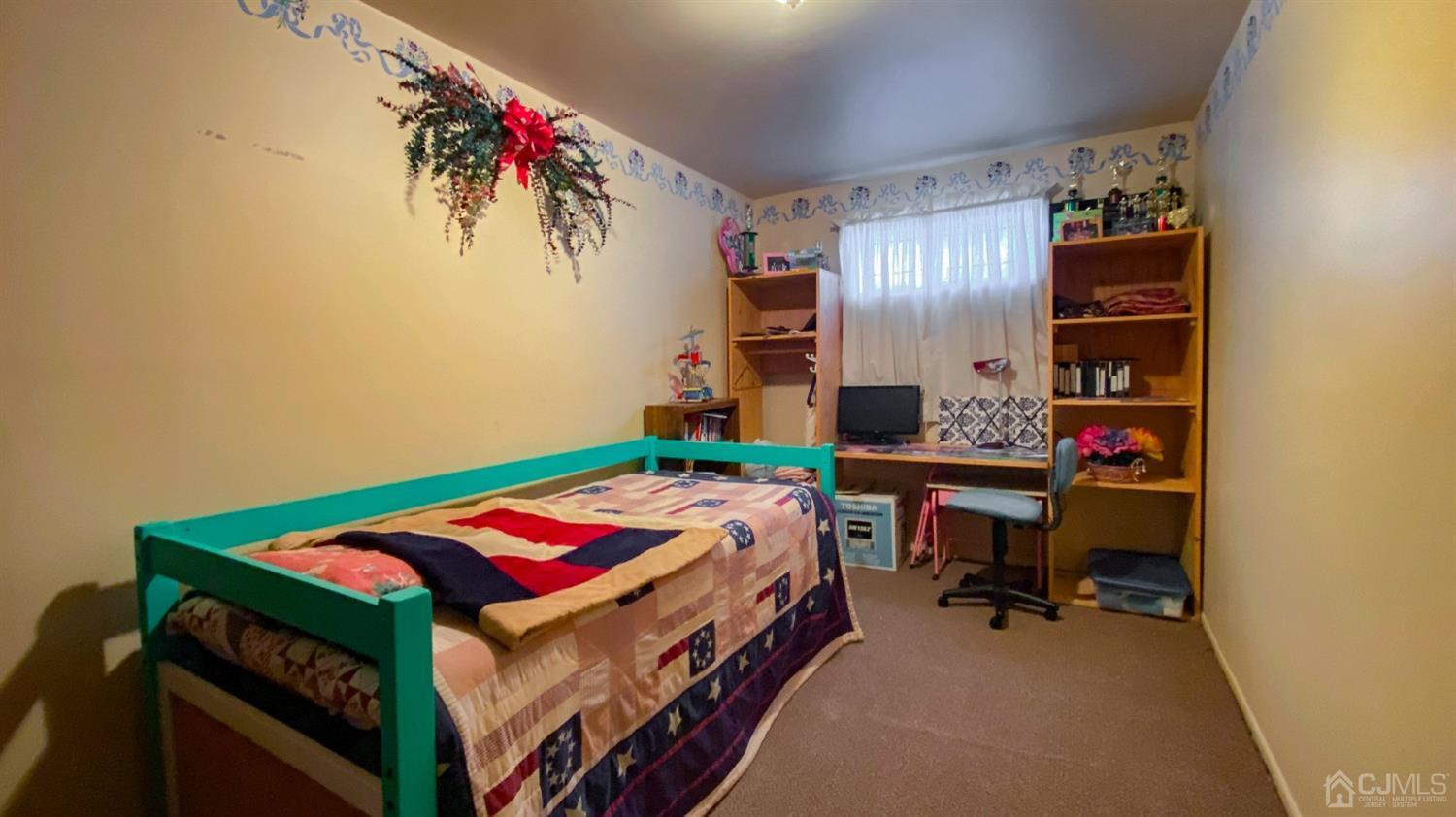 61 Stephenville Parkway Edison, NJ 08820 - Photo 17 of 32 a bedroom with a bed and a workspace