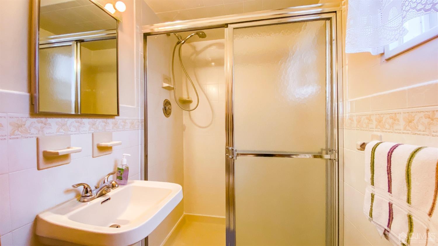 61 Stephenville Parkway Edison, NJ 08820 - Photo 19 of 32 a bathroom with a shower and a sink