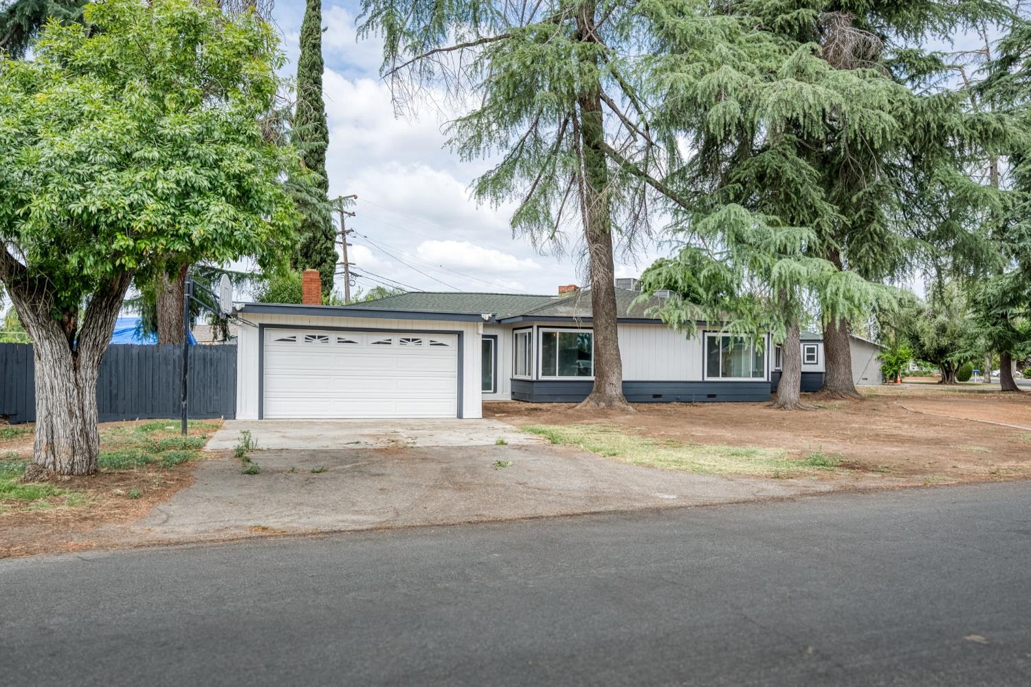 4205 Ralph Lane North Fresno, CA 93727 - Photo 4 of 59