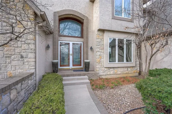 $925,000 | 6810 West 132nd Terrace, Overland Park, KS 66209