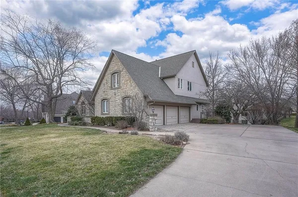 $925,000 | 6810 West 132nd Terrace, Overland Park, KS 66209