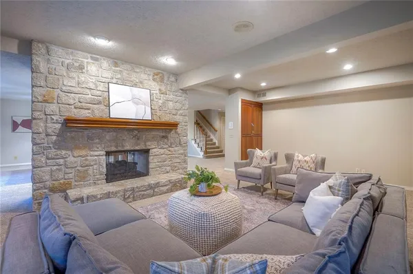 $925,000 | 6810 West 132nd Terrace, Overland Park, KS 66209