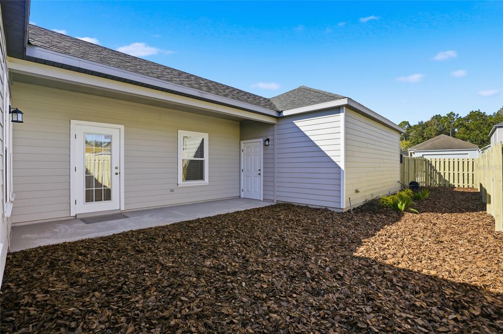 7894 Southwest 80th Drive Gainesville, FL 32608 - Photo 25 of 31 a backyard of a house