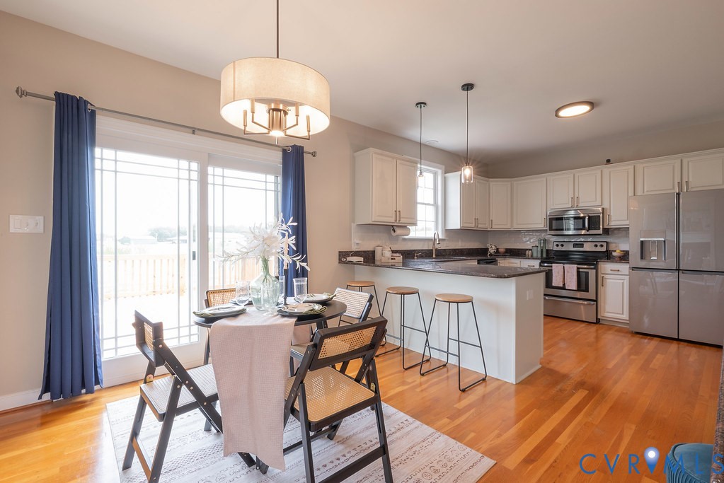 16114 Taylor Ridge Lane Beaverdam, VA 23015 - Photo 13 of 57 Kitchen with ample seating options.