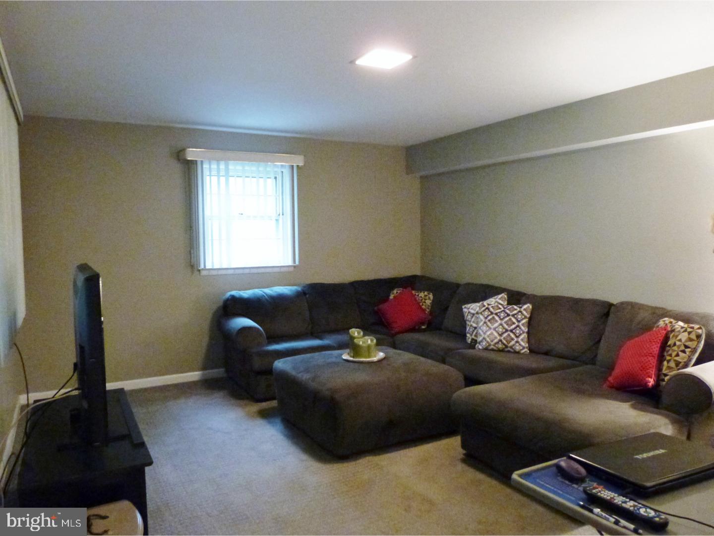 13 Greentree Road Trenton, NJ 08619 - Photo 14 of 25 Family Room