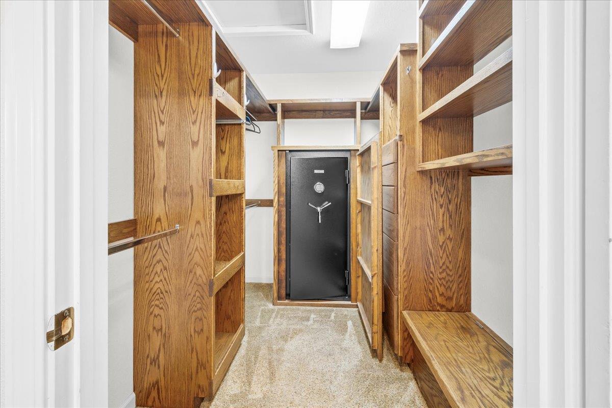 18595 Ranchito Del Rio Drive Salinas, CA 93908 - Photo 22 of 40 a view of walk in closet