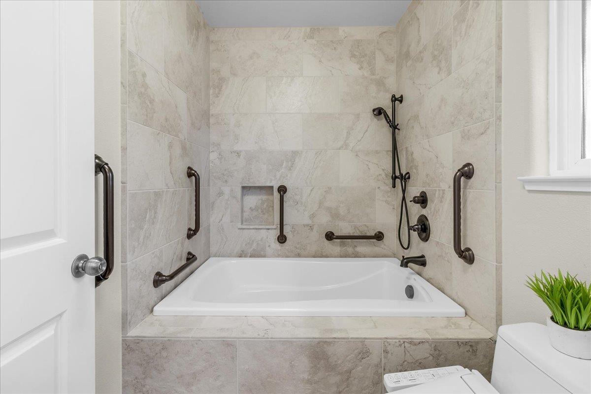18595 Ranchito Del Rio Drive Salinas, CA 93908 - Photo 26 of 40 a bath tub sitting next to a granite counter top