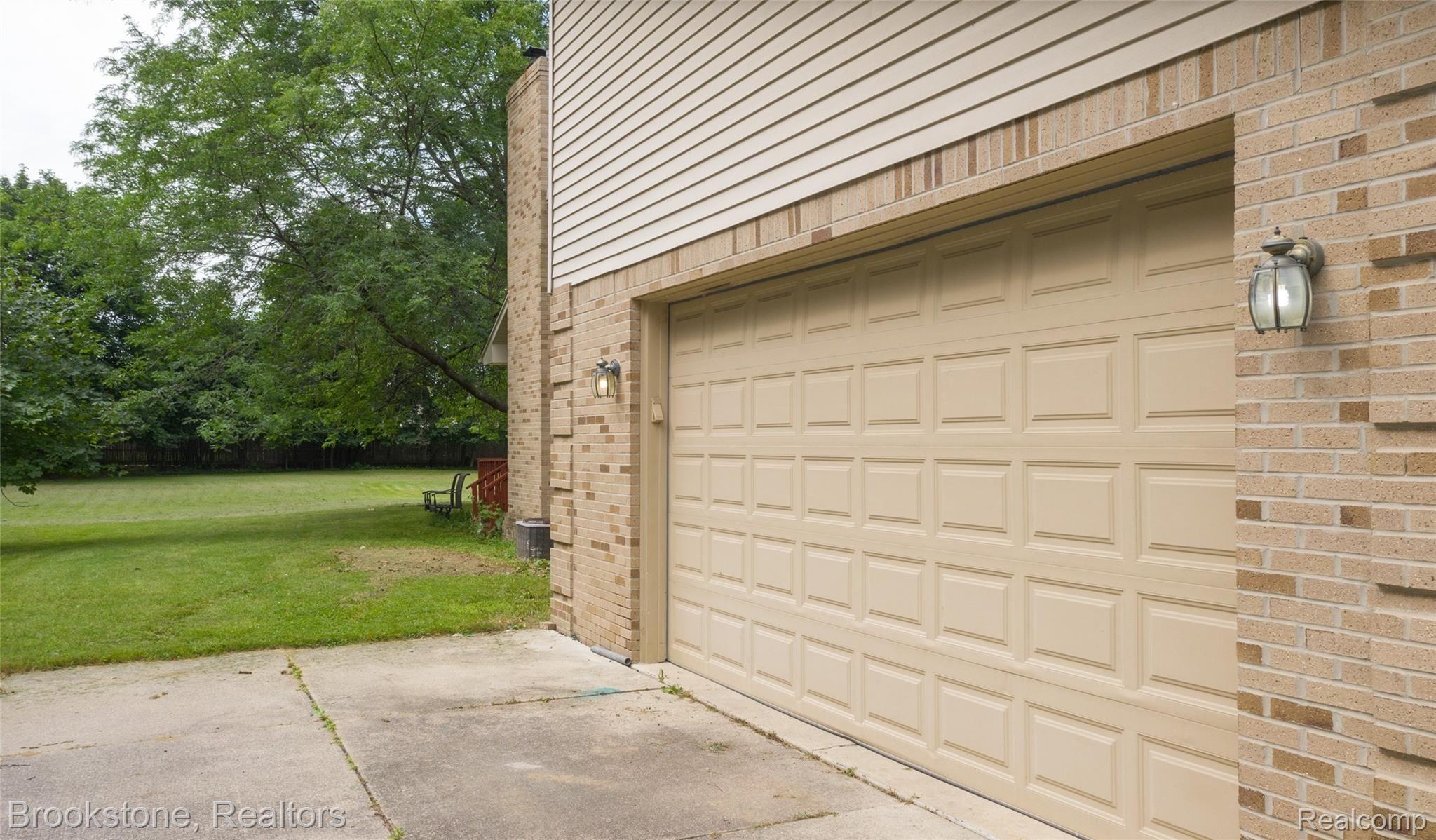 679 West Hamlin Road Rochester, MI 48307 - Photo 9 of 35 Oversized garage