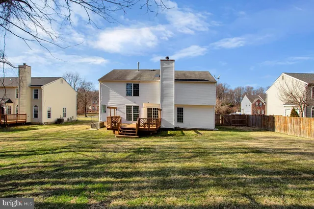 a view of a water fountain in front of a house