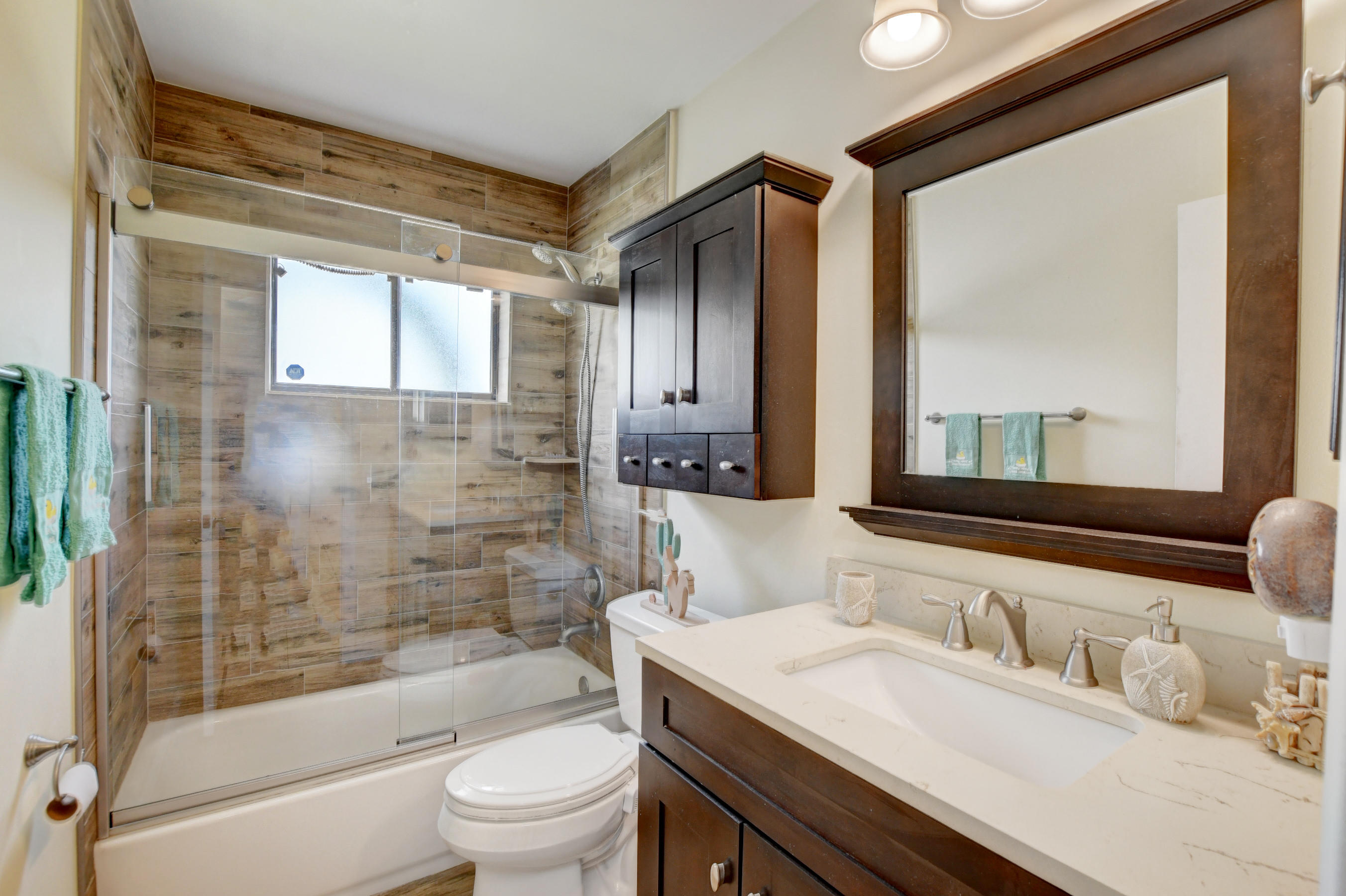 22686 Southwest 9th Street Boca Raton, FL 33433 - Photo 21 of 30 Guest bathroom