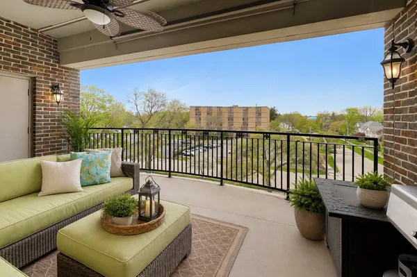 151 West Wing Street, Unit 404, Arlington Heights, IL 60005