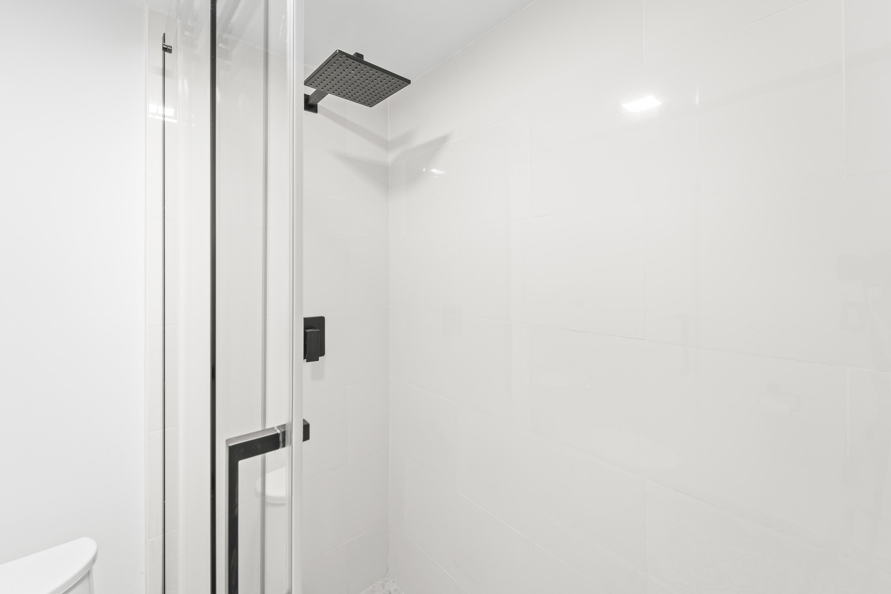 9500 Southwest 3rd Street, Unit 130 Boca Raton, FL 33428 - Photo 18 of 38 a bathroom with a shower