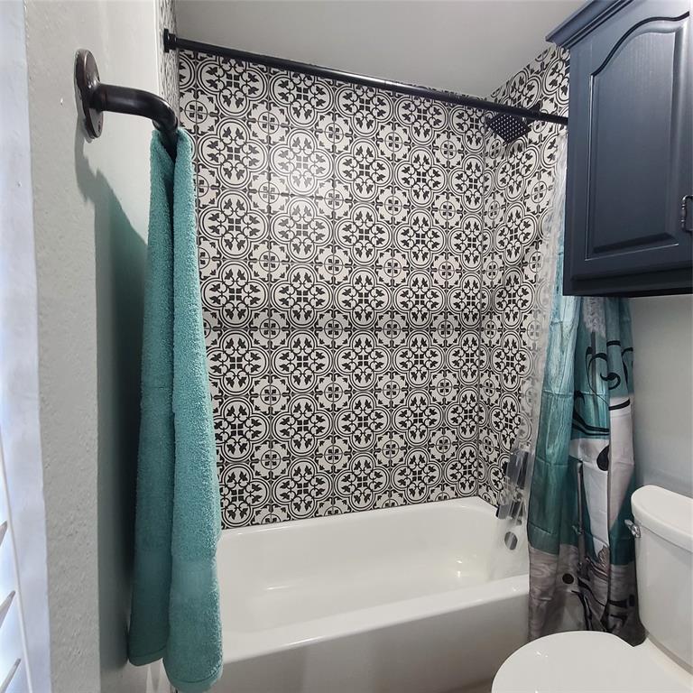 406 Epps Road Palmer, TX 75152 - Photo 13 of 36 a bathroom with a bathtub and shower