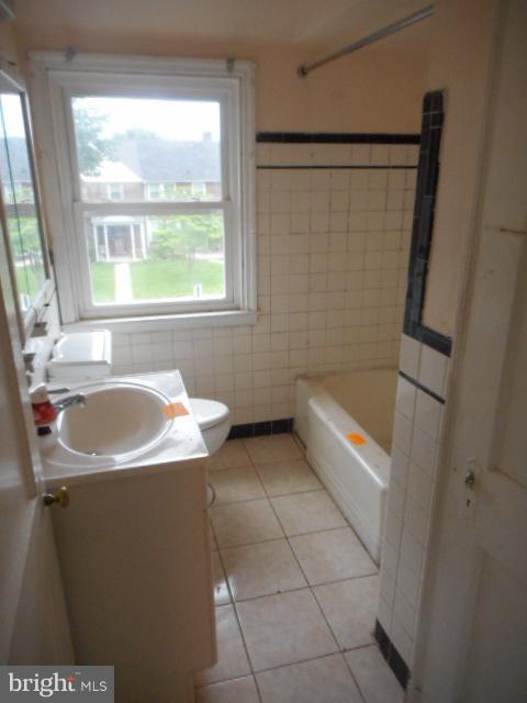 4640 Marble Hall Road Baltimore, MD 21239 - Photo 22 of 26 a bathroom with a sink and a bathtub