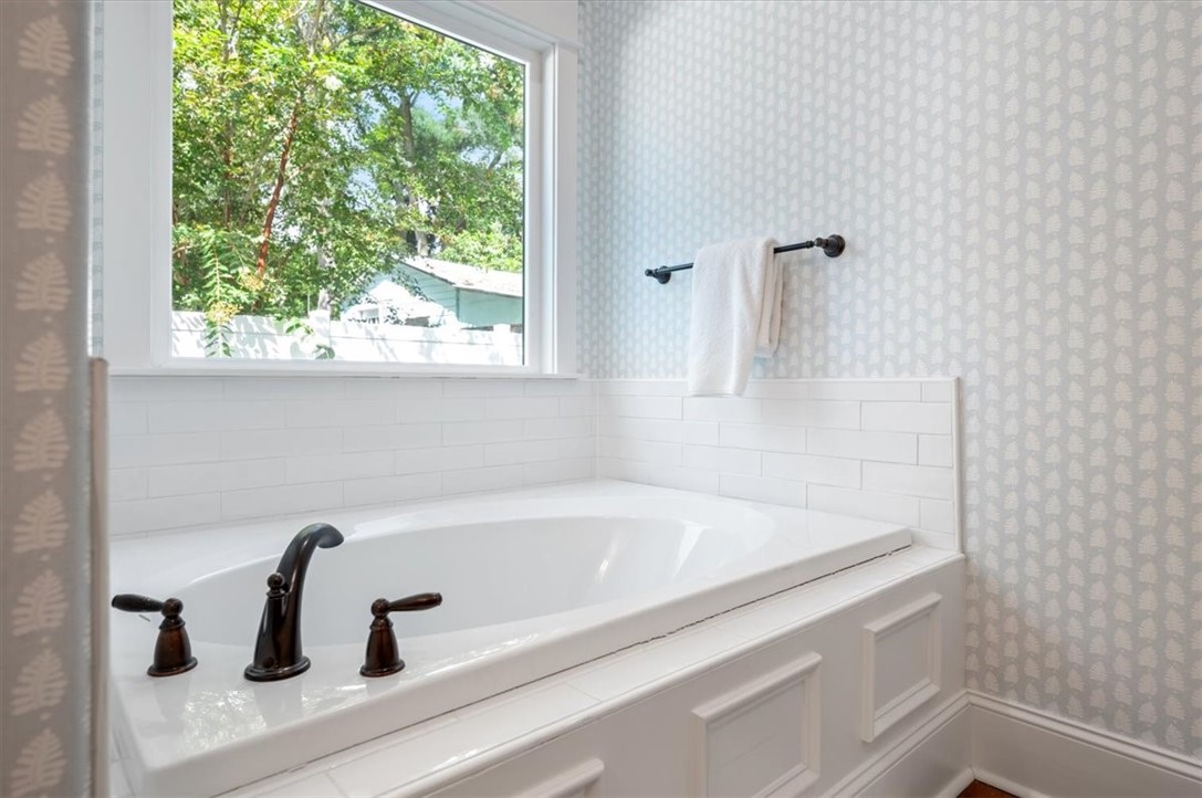 409 Kelsall Avenue St. Simons Island, GA 31522 - Photo 22 of 54 Primary bath