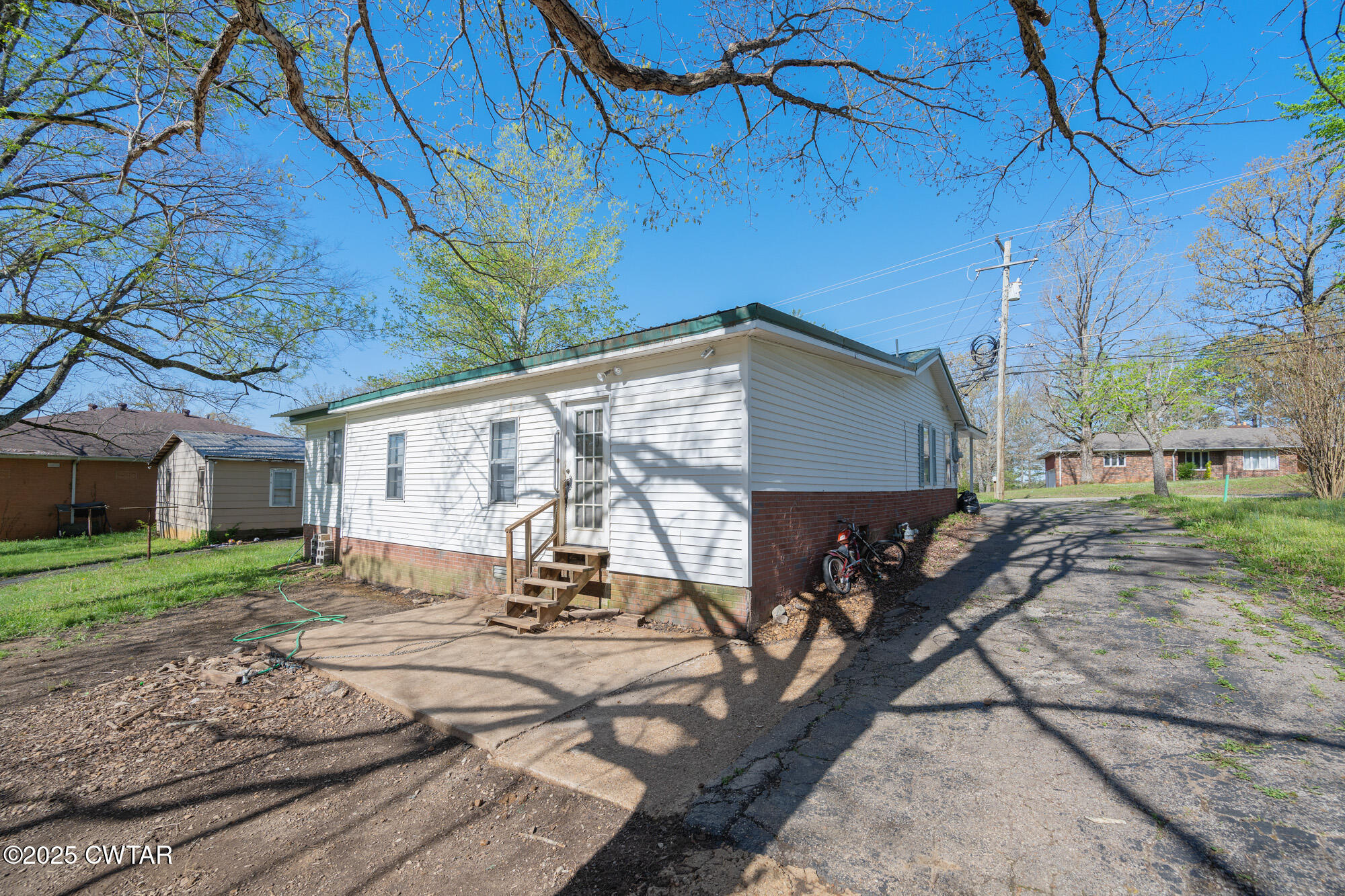 232 Camden Road Parsons, TN 38363 - Photo 4 of 21 DSC_2043