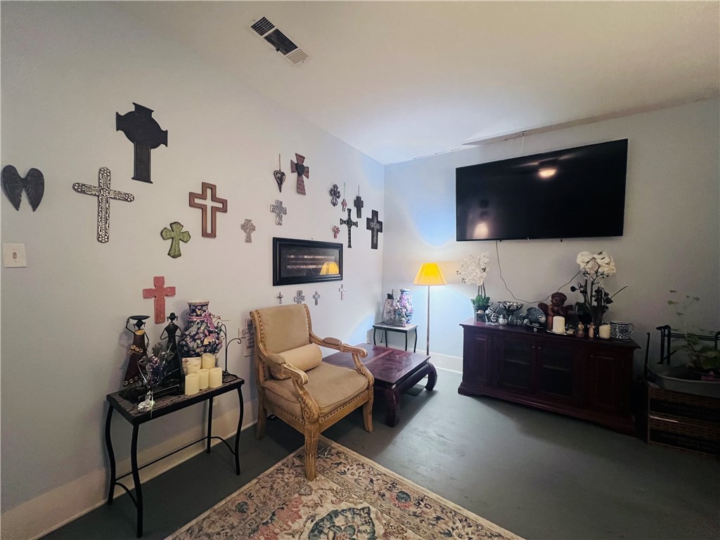 800 Ward Street Marlin, TX 76661 - Photo 11 of 22 a living room with furniture and a flat screen tv