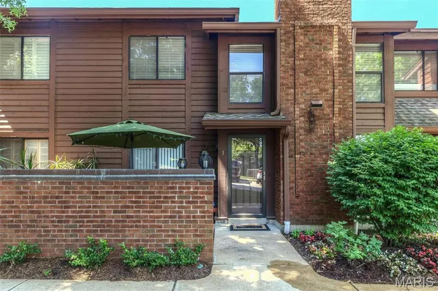 $2,200 | 1940 Meadowtree Lane, Unit 1, Kirkwood, MO 63122
