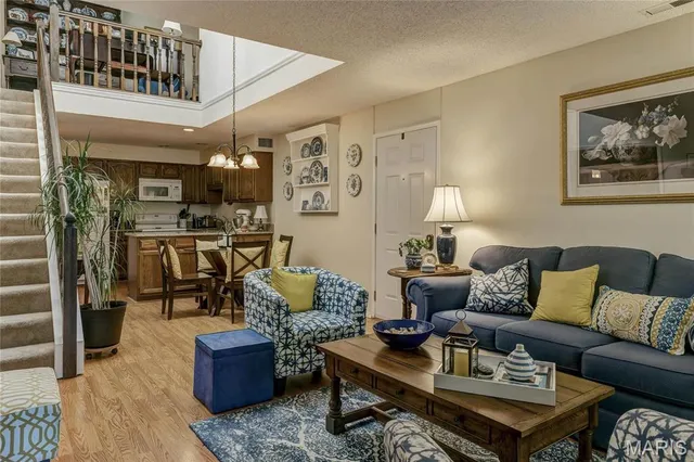$2,200 | 1940 Meadowtree Lane, Unit 1, Kirkwood, MO 63122