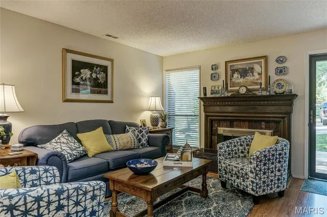 $2,200 | 1940 Meadowtree Lane, Unit 1, Kirkwood, MO 63122