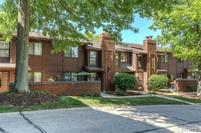 $2,200 | 1940 Meadowtree Lane, Unit 1, Kirkwood, MO 63122